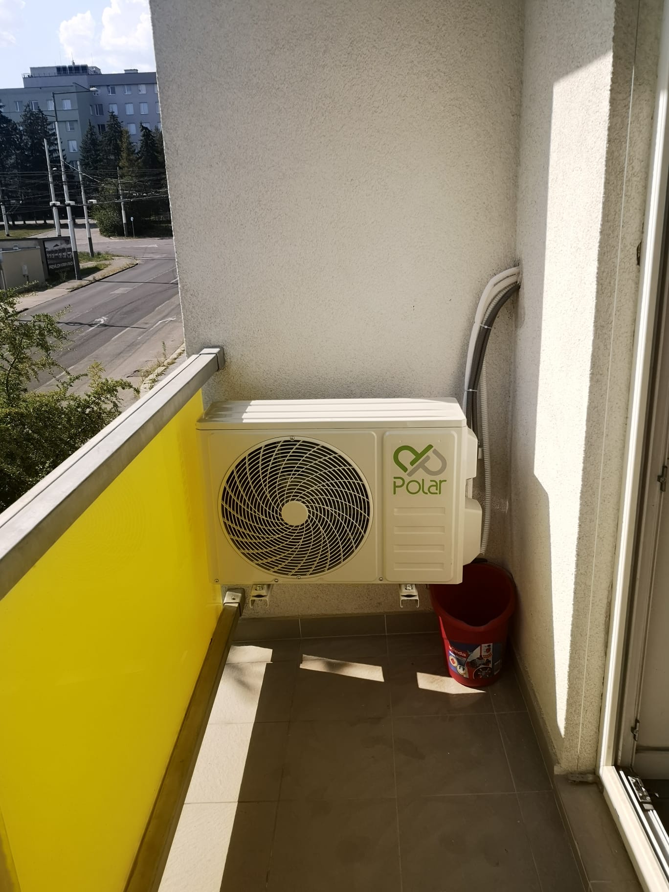 Vonkajšia jednotka na balkóne bytového domu